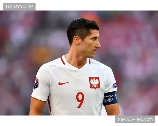 莱万多夫斯基意甲转会传闻持续发酵 未来去向引发各方关注