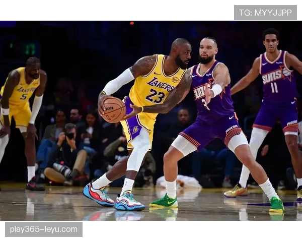 詹姆斯关键表现再显稳定，助湖人险胜对手